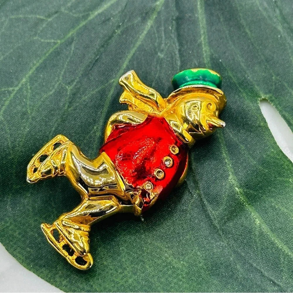 Vintage Christmas Snowman Ice Skating Brooch Pin Red Jacket Green Hat Goβ¦